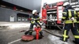 Pompieri din mai multe oraşe, inclusiv Kiev, au inspectat centrele comerciale urmare a incendiului din Kemerovo soldat cu peste 60 de victime