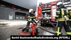 Pompieri din mai multe oraşe, inclusiv Kiev, au inspectat centrele comerciale urmare a incendiului din Kemerovo soldat cu peste 60 de victime
