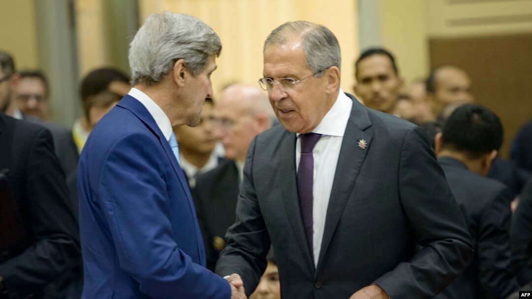 John Kerry (solda) və Sergey Lavrov 