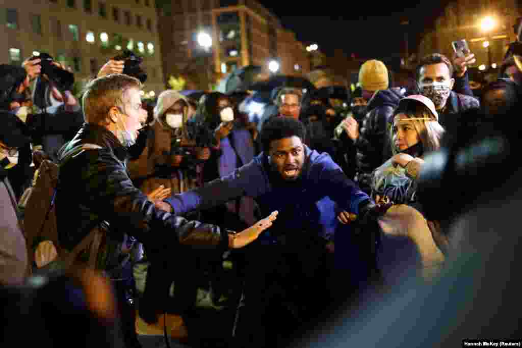 Tüntetők gyűltek össze a Black Lives Matter téren a Fehéz Ház közelében.