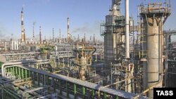 ნავთობგადამამუშავებელი ქარხანა ქალაქ კირიშიში. 16 ოქტომბერი, 2007.