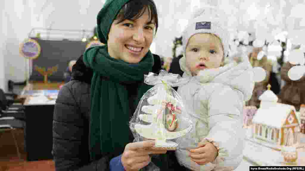 Жителька Ужгорода Вікторія з донькою Євою придбали лот на аукціоні за 100 гривень