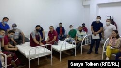 Требующие надбавок фельдшеры медицинского центра компании «Салауатты Астана» в Нур-Султане. 14 мая 2020 года.
