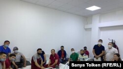 “Салауатты Астана” компаниясының Нұр-Сұлтандағы медициналық орталығының үстемақы талап еткен фельдшерлері. 14 мамыр 2020 жыл