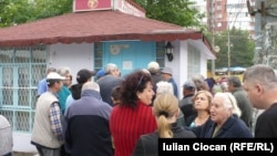 În rând la pâine socială de la Franzeluţa