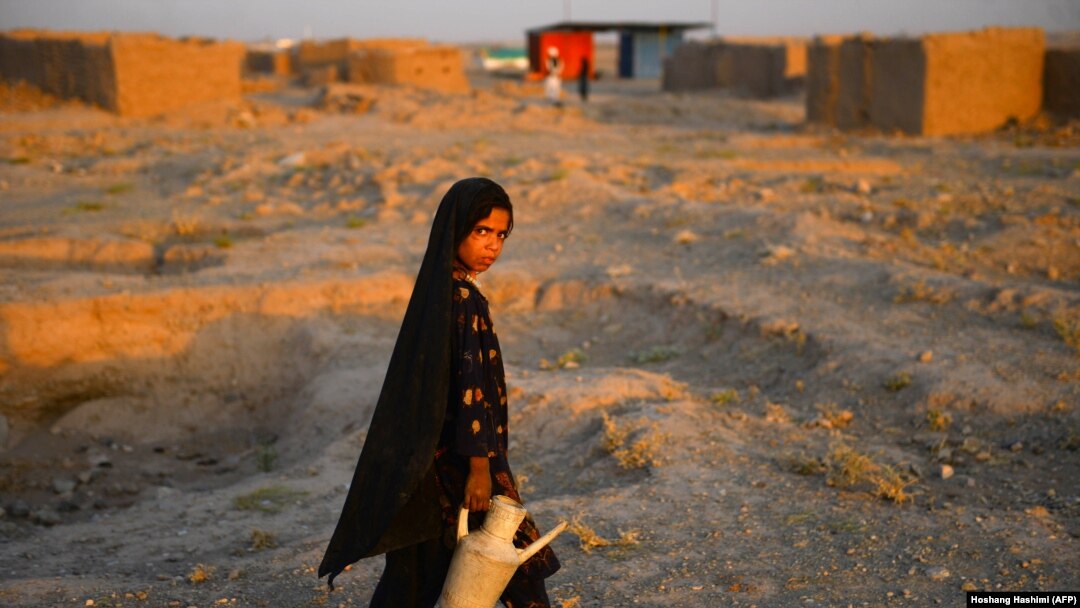 Heratda əfqan məcburi köçkün qız