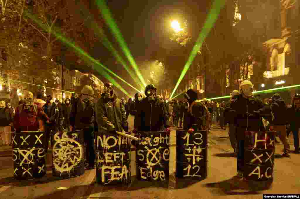 Demonstranti na aveniji Rustaveli naoružani palicama i improvizovanim štitovima, 4. decembra.