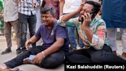 Чоловіки оплакують смерть своїх родичів біля лікарняного моргу в Дакці, Бангладеш, 21 листопада 202 року
