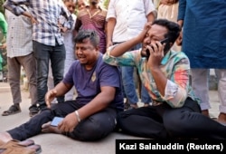 Мужчины возле больничного морга после землетрясения в Дакке, Бангладеш, 21 ноября 2025 года