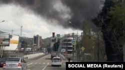 Облако дыма над Туапсе после атаки 28 апреля