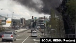 Дим від пожежі після атаки по НПЗ в Туапсе, Краснодарський край РФ, 28 квітня 2026 року