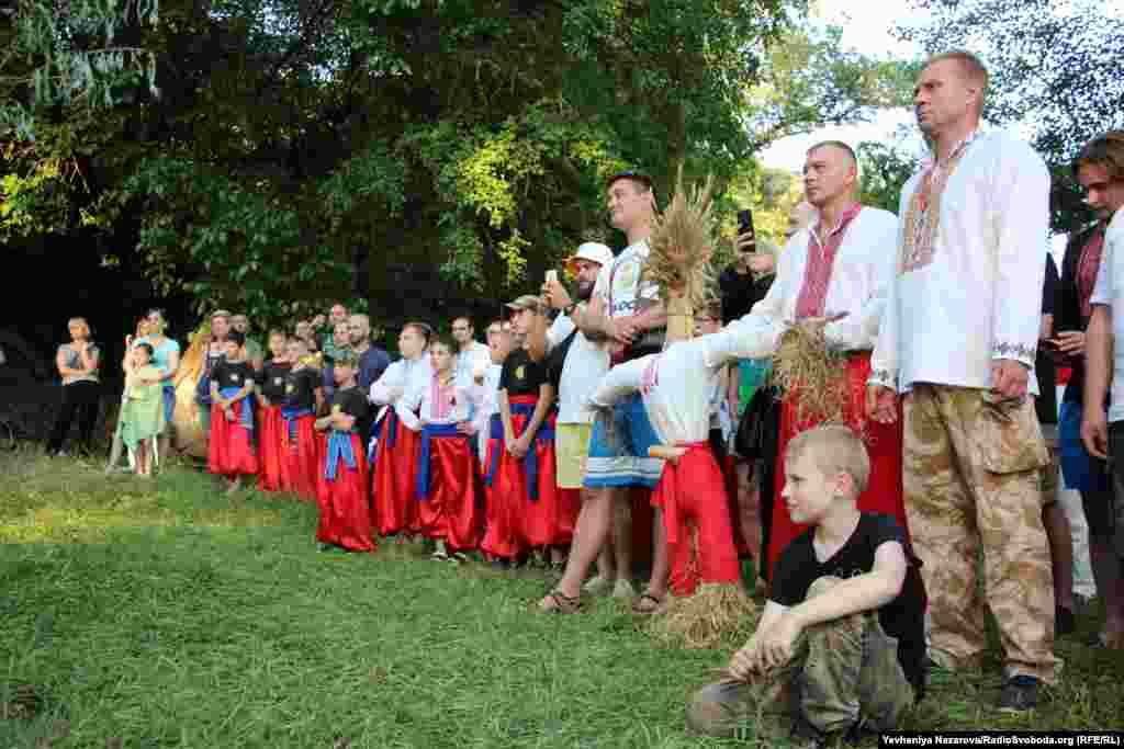 Чоловіча ватага з опудалом Купала