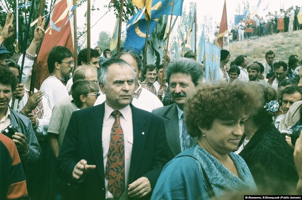 На передньому плані поет, рухівець, громадський діяч Дмитро Павличко, а праворуч від нього голова Секретаріату НРУ Михайло Горинь