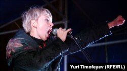 Yevgenia Chirikova speaks at an opposition protest in Moscow one day after the December 4 voting.