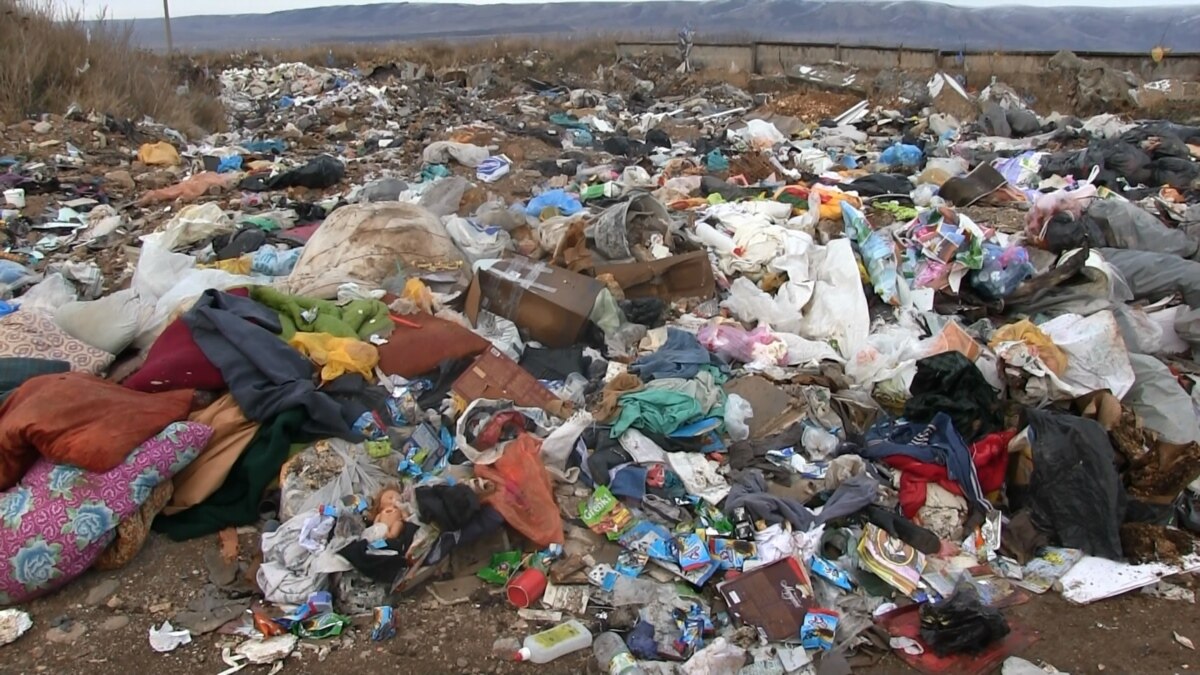 В Янино продолжают расти свалки из бытового мусора – народ в диком шоке 13639239-0814-4A53-B810-67718513A4D5_w1200_r1