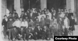 ბიძინა ივანიშვილის სასკოლო ფოტო (ივანიშვილი ქვედა რიგში, შუაშია). 1970 წელი. ფოტო: თემურ კაპანაძის პირადი არქივიდან.