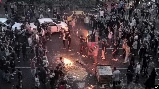 Tehranda əxlaq polisi tərəfindən saxlanılan 22 yaşlı qadın Məhsa Əmininin ölümünə etiraz.