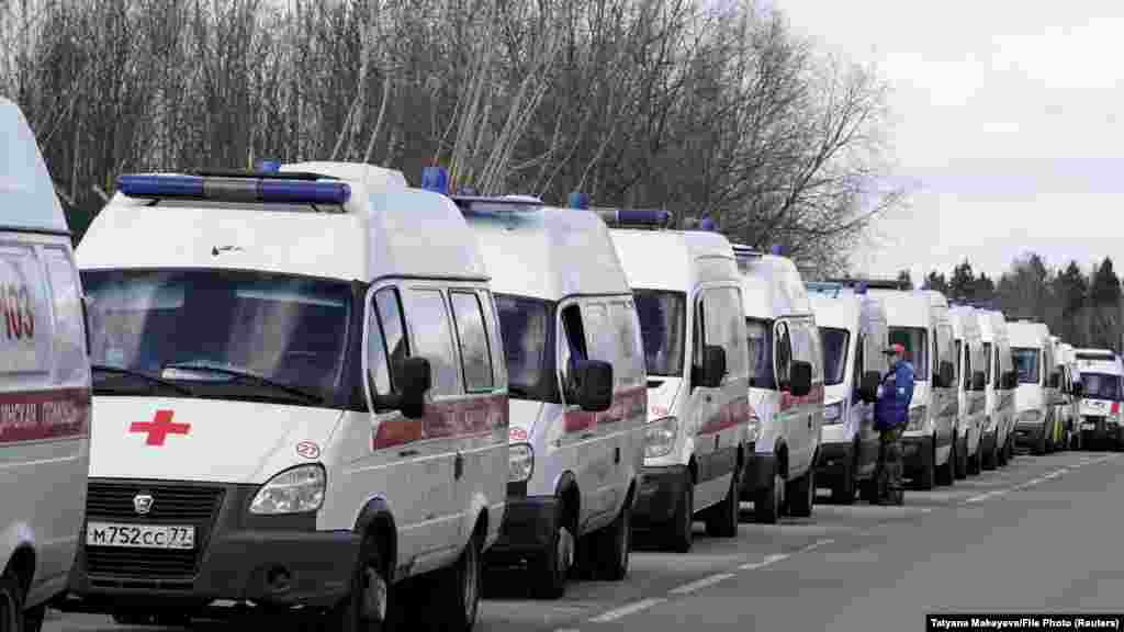 FILE PHOTO: Ambulances queue before driving onto the adjacent territory of a local hospital amid the coronavirus (COVID-19) pandemic in Khimki outside Moscow