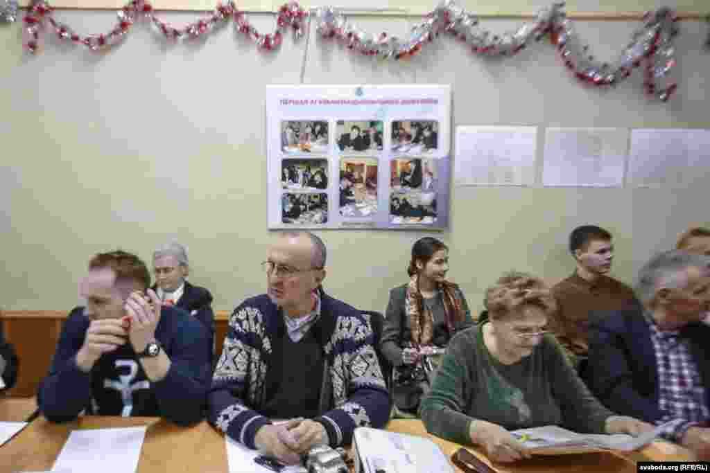 На сьцяне — здымкі зь першай дыктоўкі з удзелам паслоў