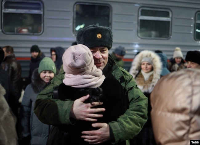 Проводи мобілізованих військовослужбовців, які відправляються до України. Тюмень, Росія, 30 листопада 2022 року