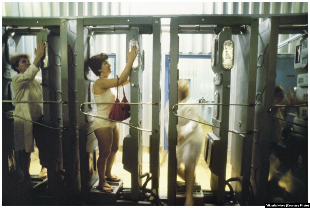 Жінки, які ще працюють на функціонуючих блоках електростанції, вимірюються на радіоактивні випромінювання. Робота Івлєвої всередині четвертого реактора на Чорнобильській АЕС принесла їй премію World Press Photo award у 1992 році в категорії «Наука і техніка»  