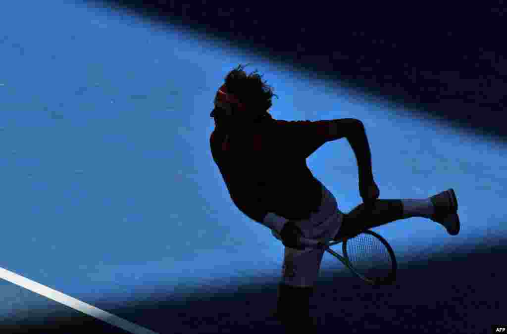 Roger Federer of Switzerland serves against Juan Martin del Potro of Argentina in their men&#39;s singles quarterfinal match at the 2012 Australian Open tennis tournament in Melbourne. (AFP)
