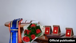 Мамлекеттик сыйлыктар. "Манас" ордени. Иллюстрациялык сүрөт.