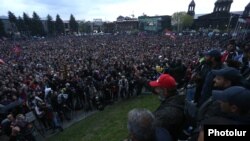 Никол Пашинян выступает на митинге в Гюмри, 27 апреля 2018 г 