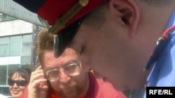 Полиция Андрей Свиридовтың ұсталғаны турал хаттаманы толтырып жатыр. Алматы, 16 қыркүйек, 2009 жыл.