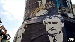 Белград. Плакат в поддержку подозреваемого в совершении военных преступлений Радована Караджича. Июль 2008