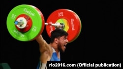 Тяжелоатлет Иззат Артыков на Олимпиаде-2016 в Рио-де-Жанейро.