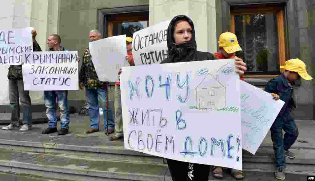 Временно перемещенные лица из Крыма во время демонстрации за принятие украинским парламентом законов, регулирующих статус людей, вынужденных покинуть свои дома