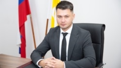 34-гадовы Заур Гурцыеў стаў віцэ-мэрам у верасьні 2024 году ў межах праграмы уладкаваньня на ўладныя пасады ўдзельнікаў вайны супраць Украіны