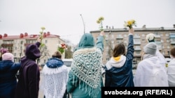 Жаночы ланцуг, ілюстрацыйнае фота 