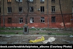 Зруйнований Маріуполь і тіла мертвих людей на вулицях