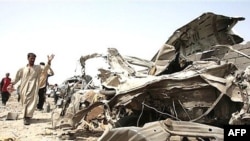 انفجار خودروی حامل مواد منفجره در نزدیکی یک ایستگاه اتوبوس در محله «بیاع» در بغداد موجب کشته شدن دست کم ۳۰ نفر شد.