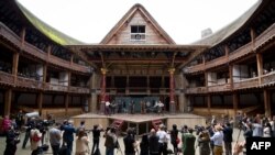 Постановка по "Хамлет" на Уилям Шекспир в театъра "Глоуб" през 2014 г. Сега театърът е затворен и ръководството му предупреждава, че може никога повече да не отвори
