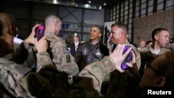 АҚШ президенті Барак Обама (ортада) Кабулдағы Баграм әскери базасында америкалық әскерилермен кездесіп тұр. Ауғанстан, 25 мамыр 2014 жыл.