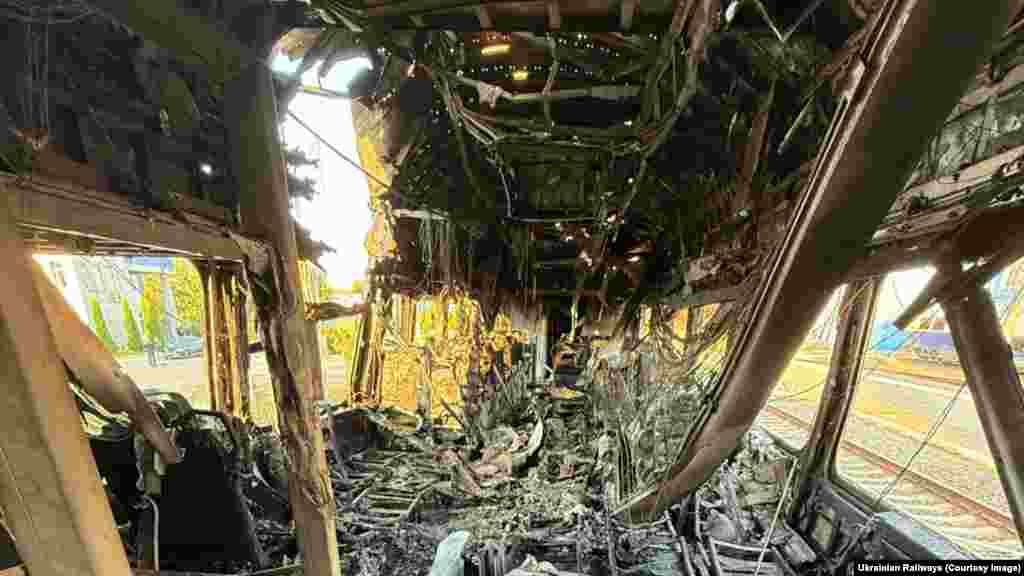 A kijevi gyorsvonat belseje, miután augusztus 27-28-án éjjel egy Sahed drón eltalálta. Mivel Ukrajna légterét lezárták a személyszállító járatok előtt, és Kelet-Ukrajna számos közútja rossz állapotban van, a vonat egyes esetekben az egyetlen eszköz az utazásra és a katonai felszerelések szállítására
