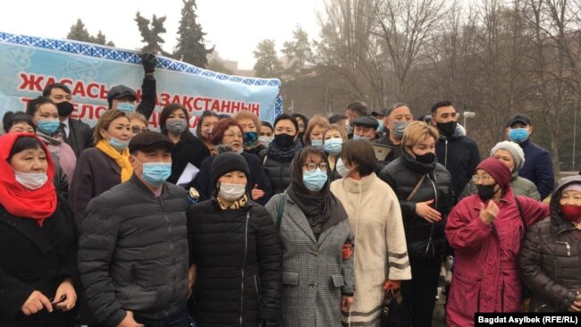 Адвокаты, юристы и нотариусы, собравшиеся для проведения митинга против поправок к законодательству об адвокатской деятельности и юридической помощи. Алматы, 13 марта 2021 года.