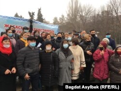 Адвокаты, юристы и нотариусы, собравшиеся для проведения митинга против поправок к законодательству об адвокатской деятельности и юридической помощи. Алматы, 13 марта 2021 года.
