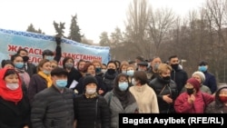 Адвокаты, юристы и нотариусы, собравшиеся для проведения митинга против поправок к законодательству об адвокатской деятельности и юридической помощи. Алматы, 13 марта 2021 года.
