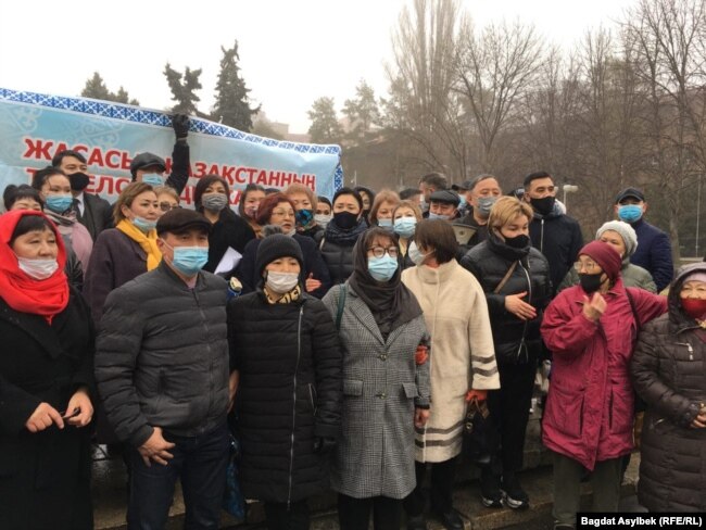 Адвокаты, юристы и нотариусы, собравшиеся для проведения митинга против поправок в законодательство об адвокатской деятельности и юридической помощи. Алматы, 13 марта 2021 года.