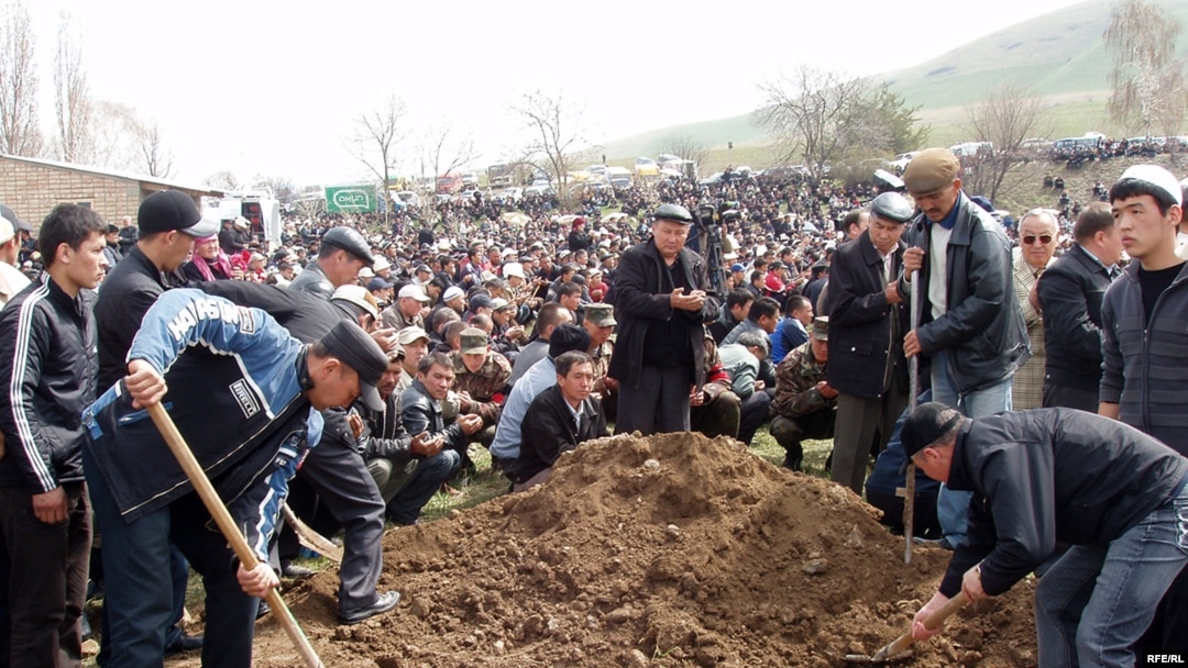 На похоронах погибших в Бишкеке. 9 апреля 2010 года