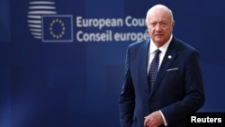 Cancelarul austriac Christian Stocker sosind, printre primii lideri din UE, la summitul de la Bruxelles, în dimineața zilei de joi, 19 martie. 