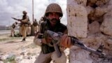 Militari pakistanezi din trupele ONU de menținere a păcii la Mogadishu, Somalia, 11 iunie 1993.