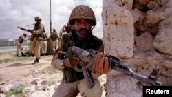 Militari pakistanezi din trupele ONU de menținere a păcii la Mogadishu, Somalia, 11 iunie 1993.