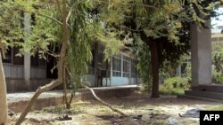 Delovi odeće i sandala na mestu samoubilačkog napada ispred kancelarije gradonačelnika u Kandaharu, 27. jul 2011.