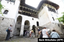 Turisti u poseti kući Skenduli u gradu Đirokastra koji je pod zaštitom UNESCO, 14. jun 2018.