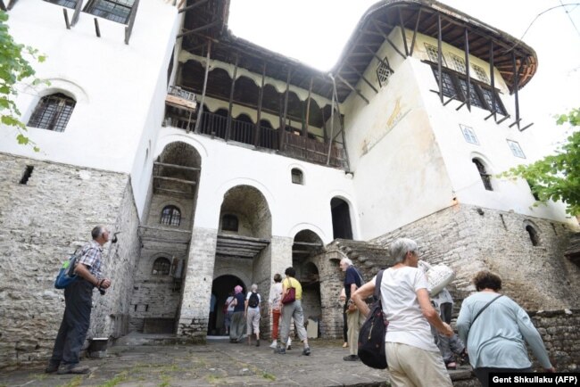 Turistë në Gjirokastër.